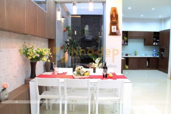 Không gian bếp được kết hợp với tiểu cảnh nhỏ phía sân sau