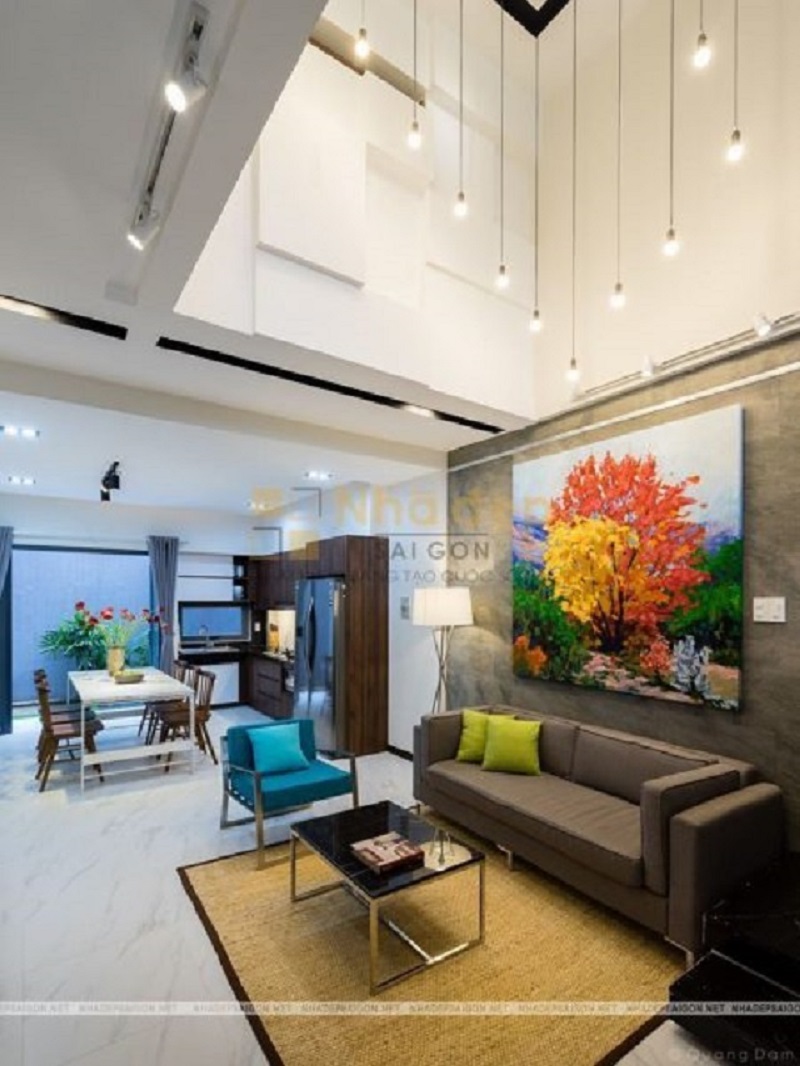 Bộ ghế sofa kết hợp với chiếc bàn hình chữ nhật hoặc hình vuông luôn tạo điểm nhấn cho không gian phòng khách.