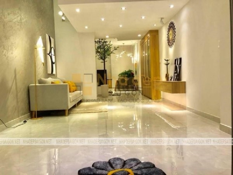 Căn phòng sử dụng đồng hồ treo tường để trang trí kết hợp với một số nội thất sáng màu
