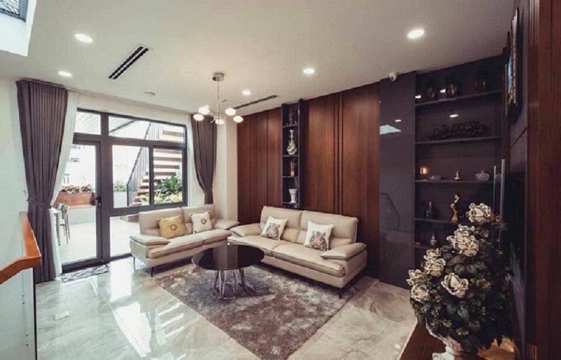 Với không gian phòng khách này, nhà phố trở nên sang trọng hơn rất nhiều với bộ bàn ghế sofa màu kem bằng da thật. Hệ thống tủ tường và sàn nhà thể hiện được không gian ấm cúng và gu thẩm mỹ cao cấp của chủ nhà