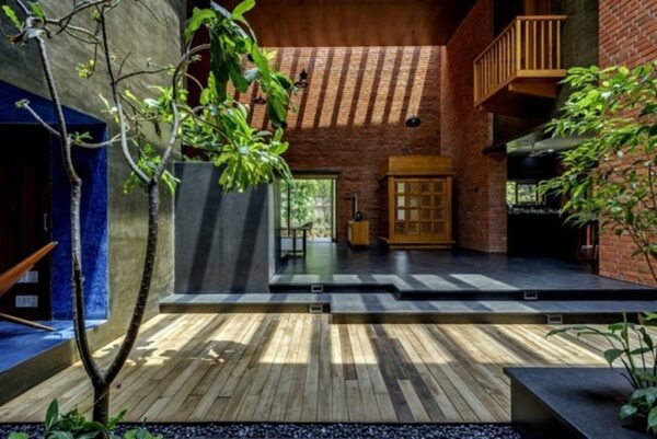 Nhà phố hiện đại với gạch mộc