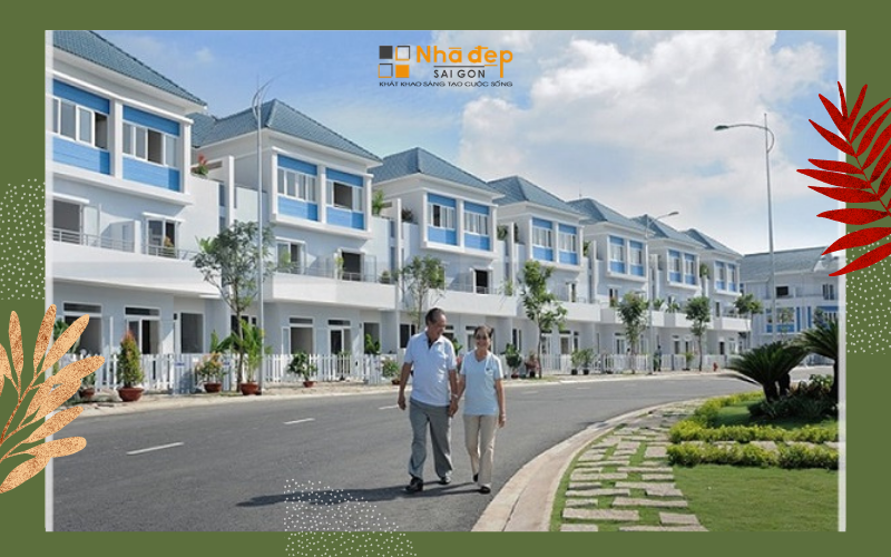 Nhà phố liền kề một dẫy với tông màu chủ đạo trắng xanh sang trọng, khu nhà có sân rộng rãi và các công viên cây xanh phù hợp cho người lớn tuổi và trẻ em có thể vui chơi tập thể dục.