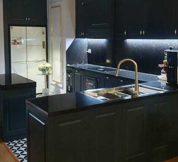 Mẫu 2: Phòng bếp phong cách hiện đại với màu đen sang trọng, hút tài lộc cho gia chủ